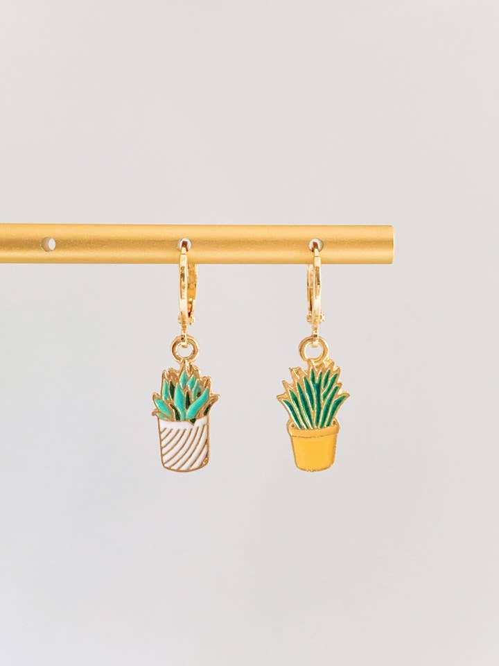 Boucles d'oreilles Huggie Succulent uniques pour la vente par HolyGuacamolly