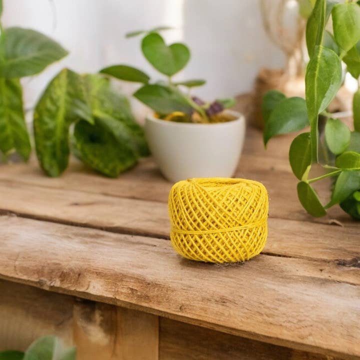 Sfera di spago in iuta, giallo gelsomino per la vendita all'ingrosso da parte di BRITISH COLOUR STANDARD - Europe