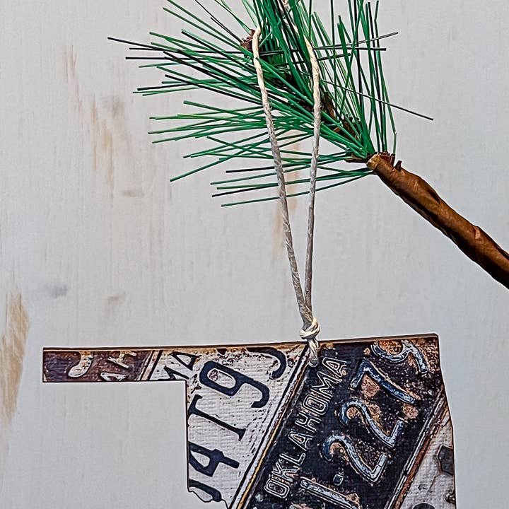 Ornement ou Aimant Plaque d'Immatriculation Vintage Oklahoma pour la vente par Juniper & Spruce
