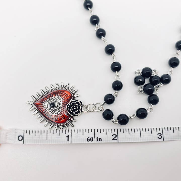 Mio Queena - Vente Colliers à pendentif - Collier gothique avec pendentif œil rouge du diable sur chaîne à perles - GT3