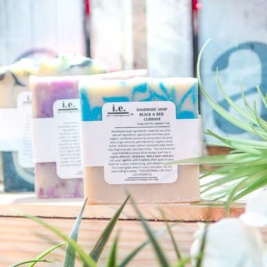 Savon fait à la main 7 oz (transformé à froid) pour la vente par I.E. Spa Indulgences