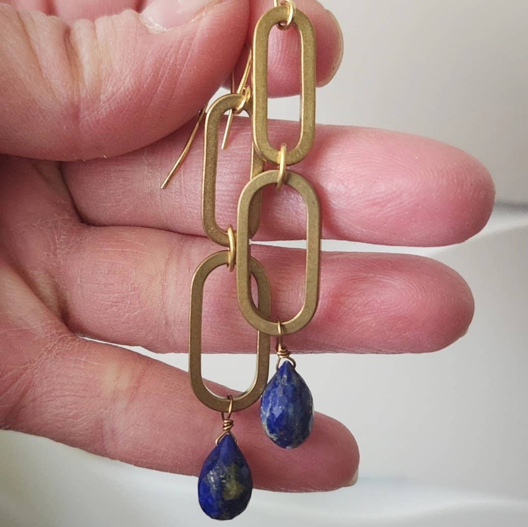 Sara Sela Jewelry - Vente Boucles d'oreilles pendantes - Boucles d'oreilles pendantes ovales en laiton, lapis-lazuli et perles3