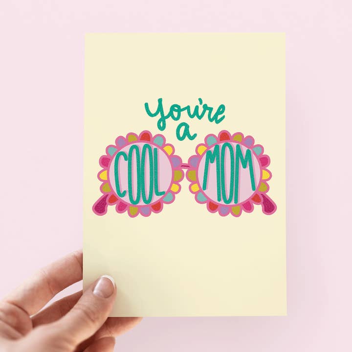 The Shelley Society - Vente Carte pour la fête des Mères - Carte de vœux de fête des mères avec lunettes de soleil et fleurs pour une maman cool1