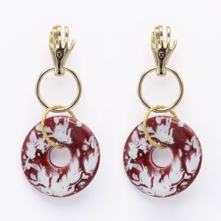 Boucles d'oreilles main beignet bordeaux pour la vente par Midnight Foxes Studio