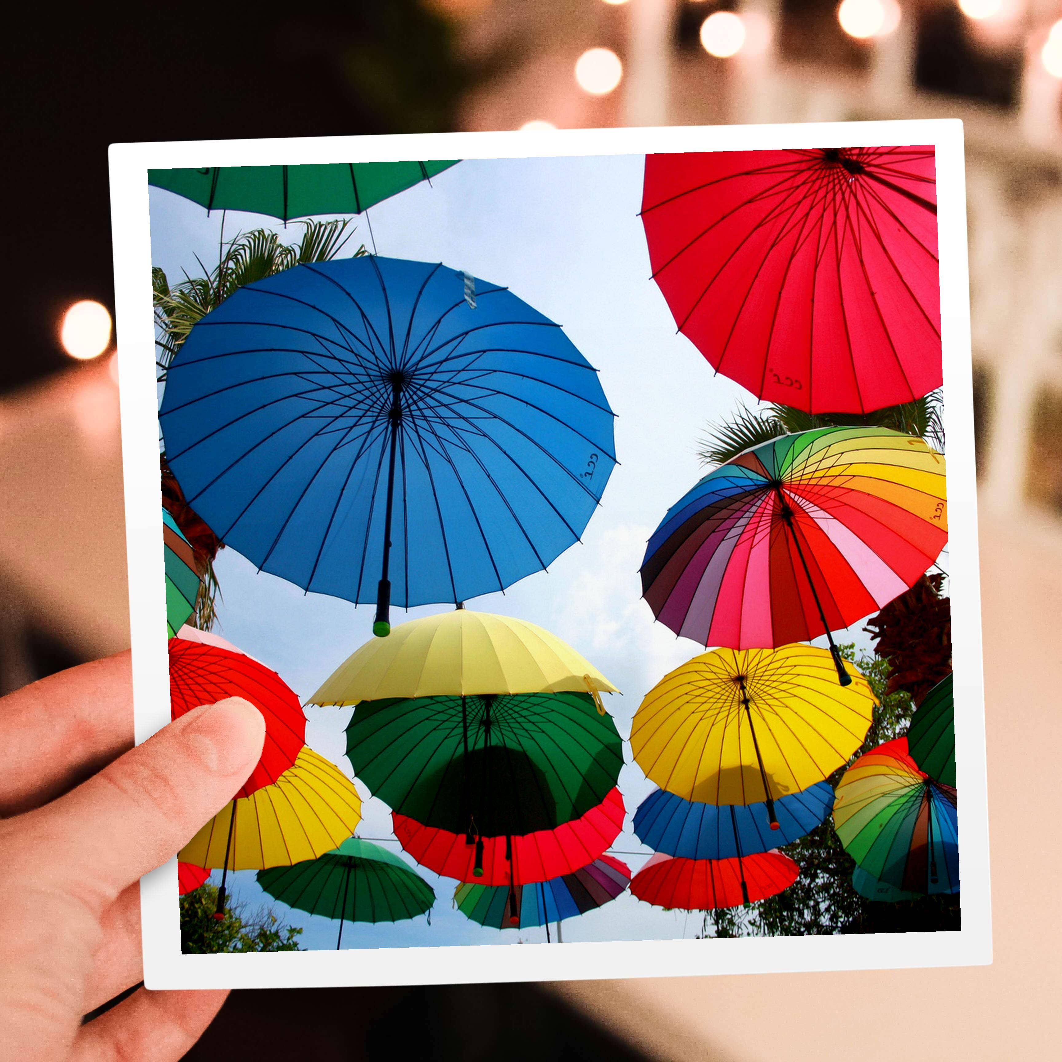 3dRose - Wholesale Gewone wenskaart - 3dRose, Een Regenbui van Regenboogkleurige Paraplu's, Wenskaart5