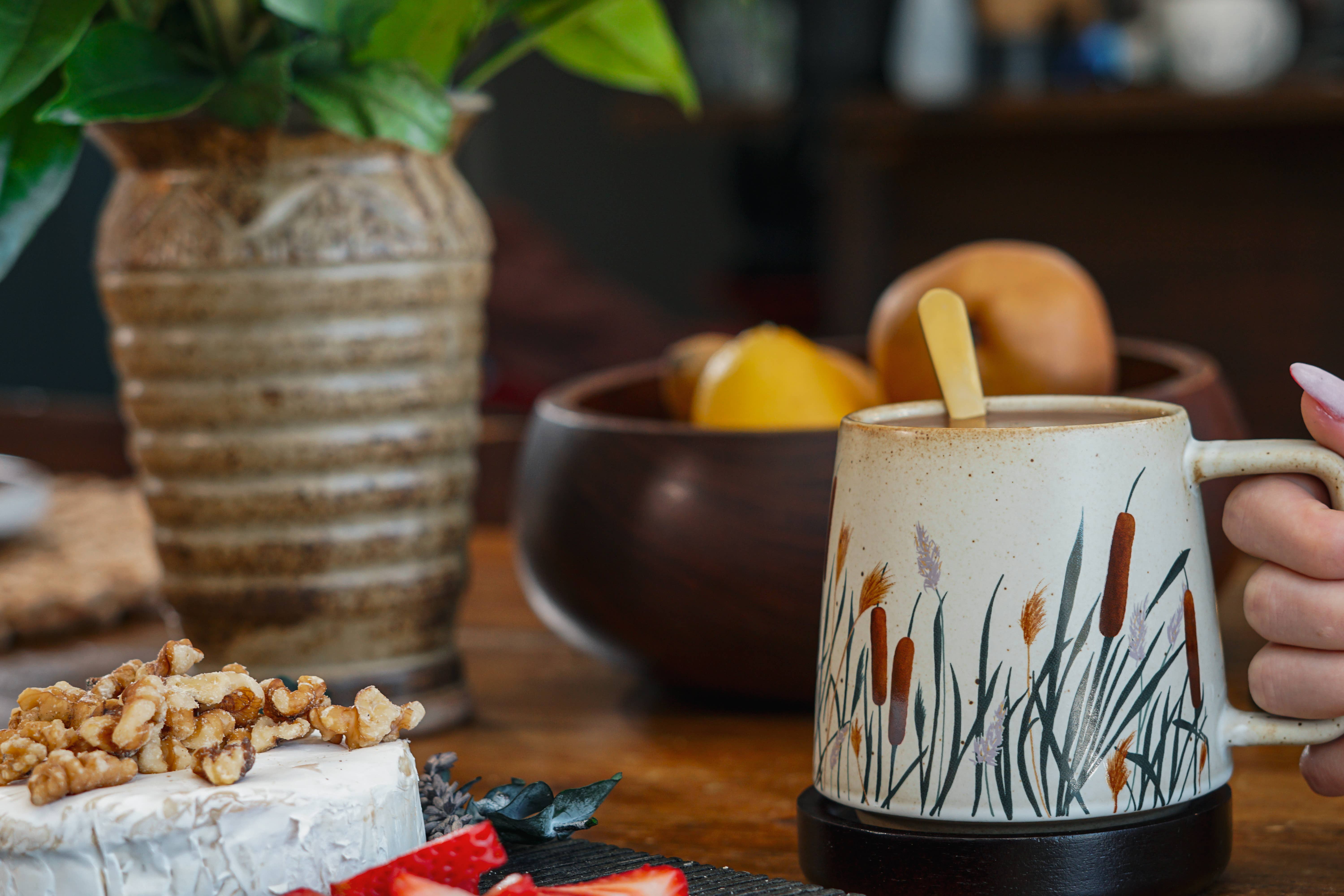 Artsy Em – wholesale Kaffe-/Tékopp – Kattstjärt-mugg med handritad naturskön design1