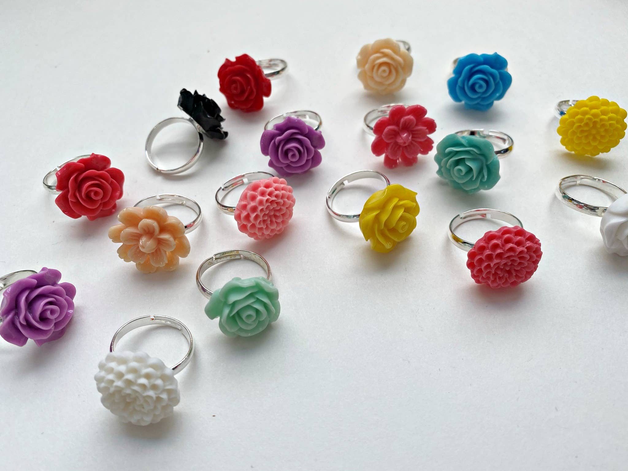 Tanner Glass – Anel de cocktail/declaração por atacado – Anel de flor de resina - base de anel ajustável, divertido + colorido3