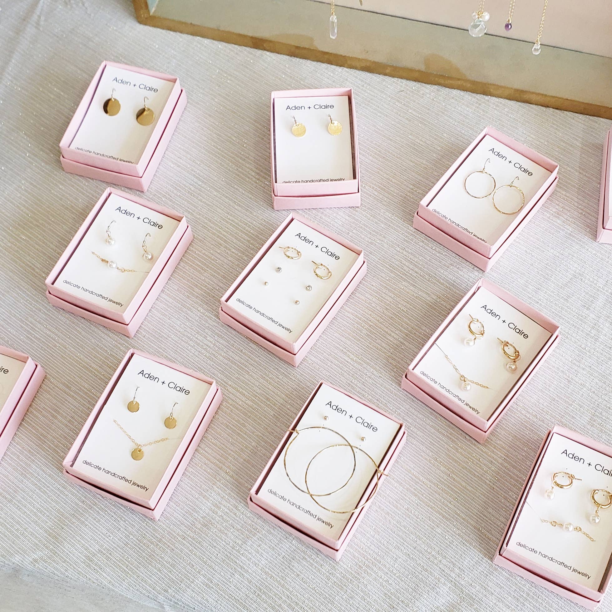 Aden + Claire Jewelry - Vente Petits anneaux - Boucles d'oreilles Huggie dorées avec perles3