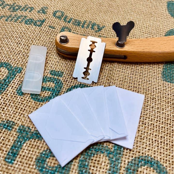 Sourdough by the Sea - Vendita all'ingrosso Utensile/attrezzo da cucina - Set lama per pane in legno con lama in acciaio inox e manico ergonomico1