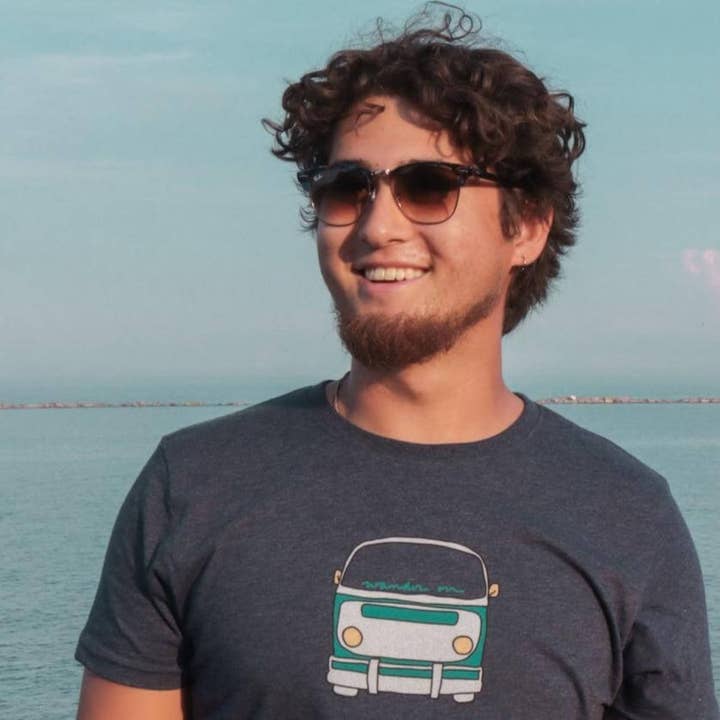 T-shirt Surf Van pour la vente par Wandering Waves Surf Co.