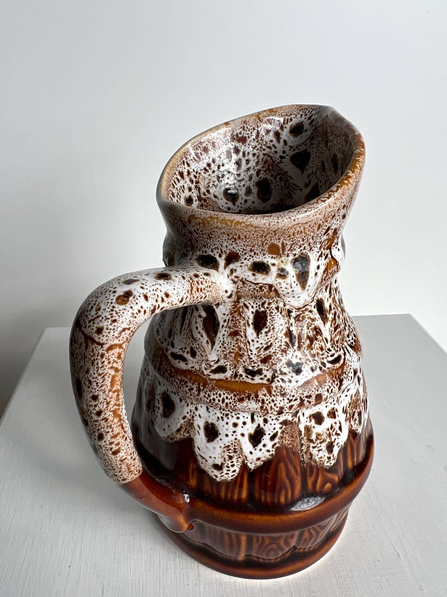 Office Objets – Objeto de mesa decorativo por atacado – Pequena jarra decorativa cerâmica vidrada com motivo de barril de cerveja6