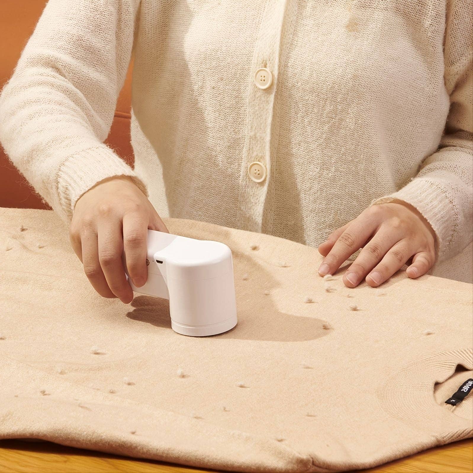 Bianco Rasoio per tessuti ricaricabile e levapelucchi per rimuovere pelucchi e pallini da abbigliamento, mobili, maglioni, divani e coperte. in vendita all'ingrosso su Faire5