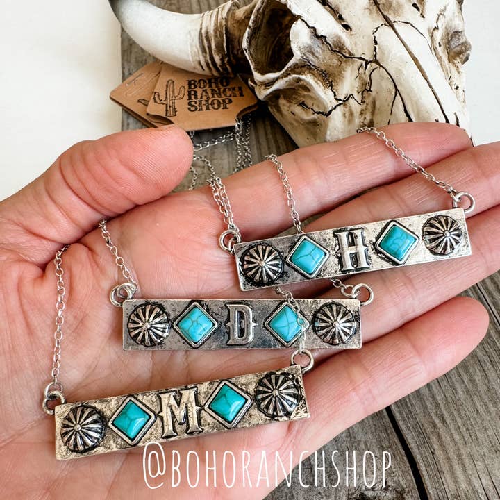 Boho Ranch Shop - Vente Colliers à pendentif - Collier Western Initial Concho Bar0
