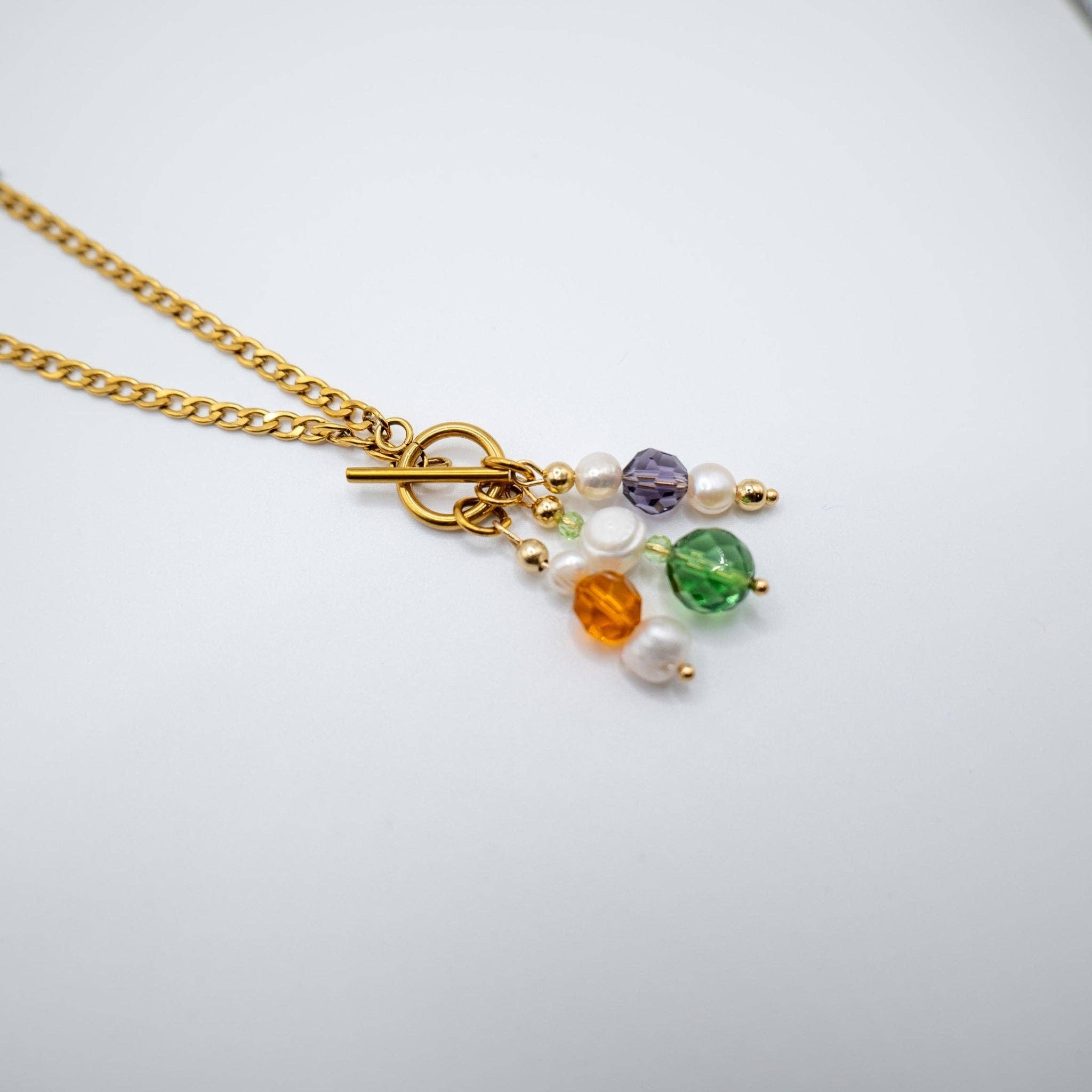 OE! – wholesale Pärlband/Pärlhalsband – LAPILLI - Kedjehalsband med berlocker i pärlor och kristaller2