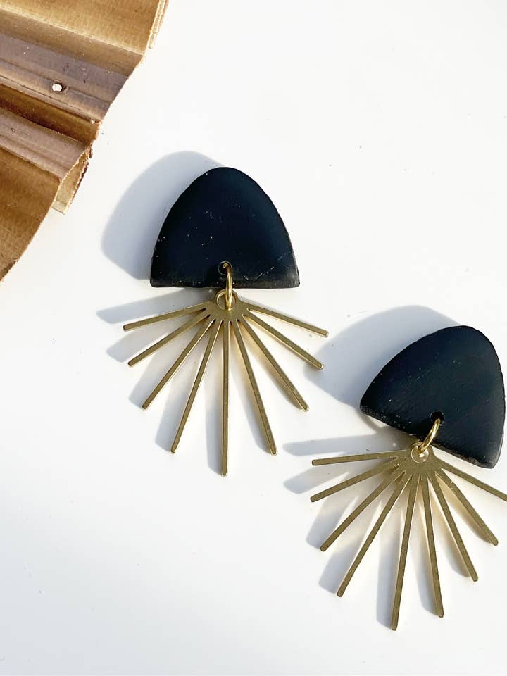Mini boucles d'oreilles Sunburst en argile noire pour la vente par Earth + Clay Collective