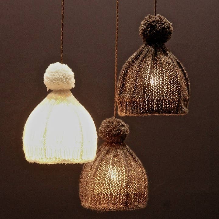 Elektrische hanglamp met handgebreide bruine wollen lampenkap, middelgroot voor wholesale door LES SCULPTEURS DU LAC