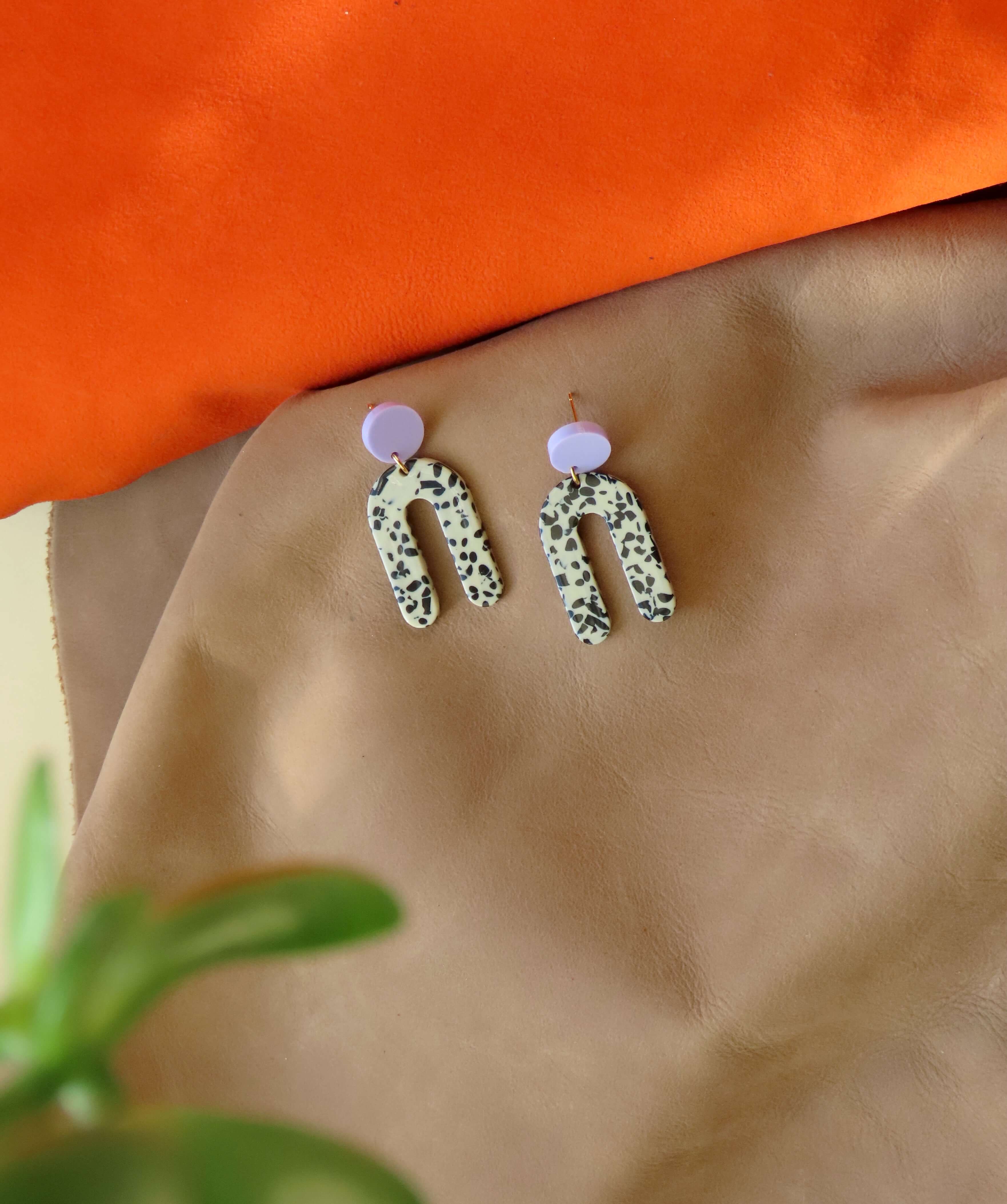 Niemalsmehrohne – Engroshandel Hængeøreringe og creoløreringe – Slim greige prikker øreringe med sløjfe-design3