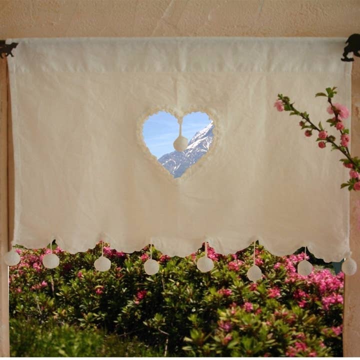 Tenda brise bise con pompon ecru per la vendita all'ingrosso da parte di LES SCULPTEURS DU LAC