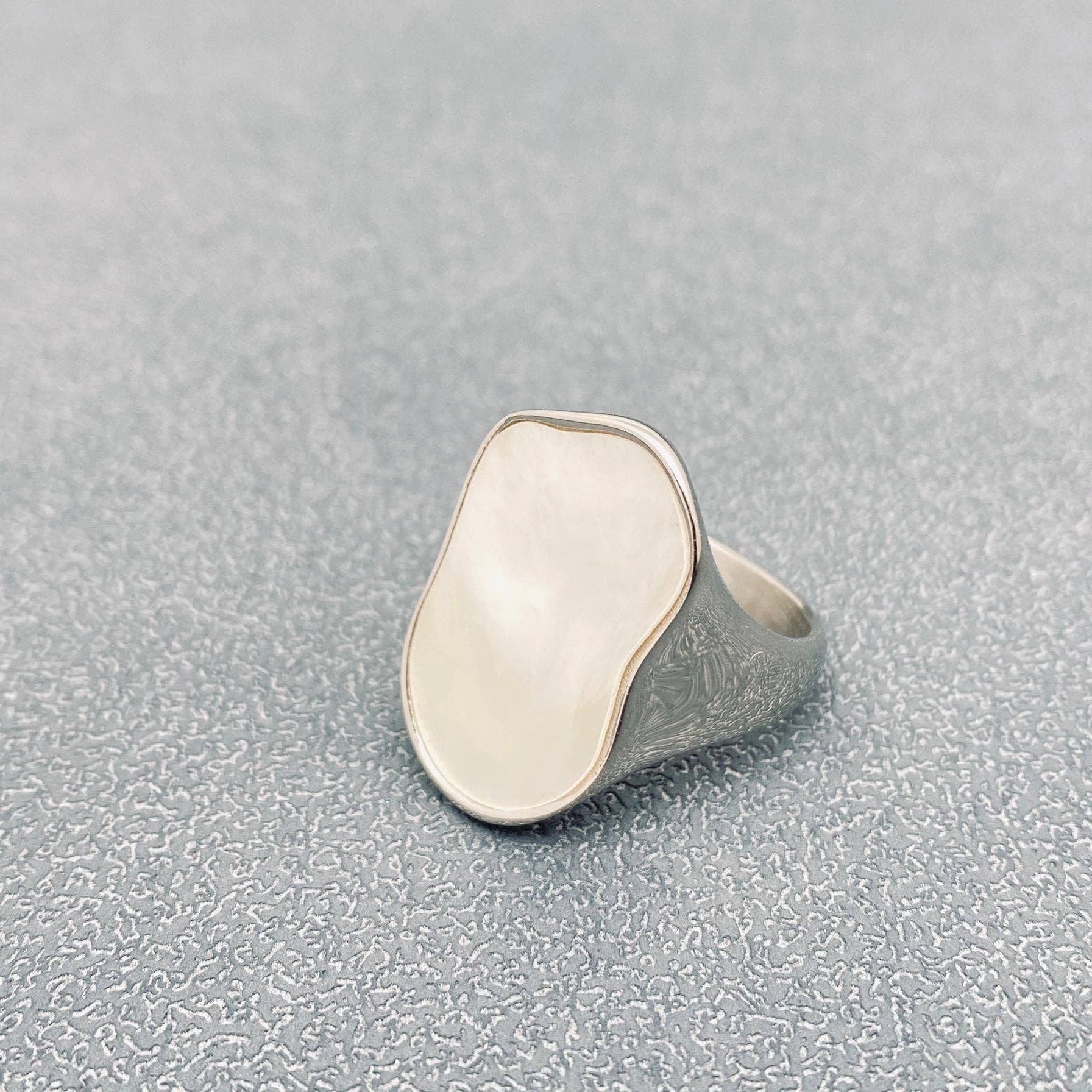 Mio Queena - Wholesale Cocktail/Statement Ring - Shell Geometric 18K Gold Plated Stainless Steel Ring - FGS4