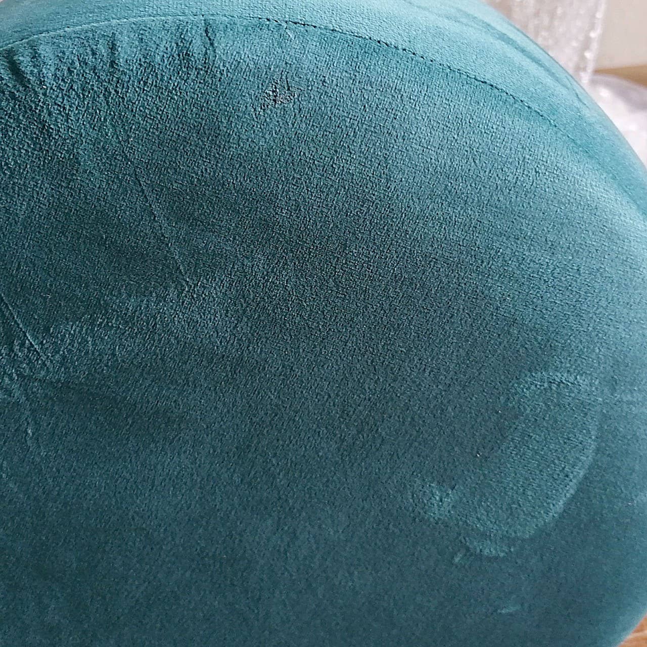 Voglrieder – wholesale Pall – Velurstol 2:a sortering Ø 32 cm H 42 cm med guldfärgad järnram1