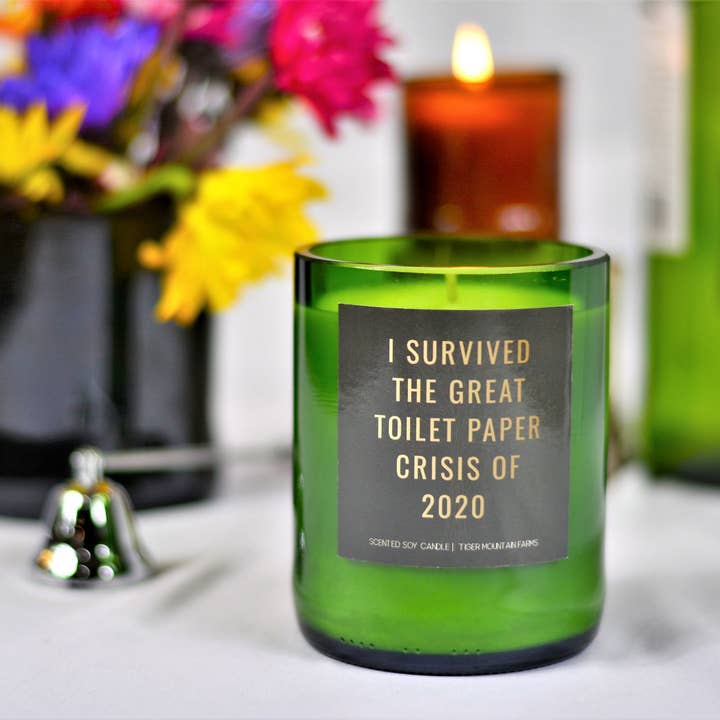 Bougie bouteille de vin - « J'ai survécu à la grande crise du papier toilette de 2020 » pour la vente par Black Oak Soap Company