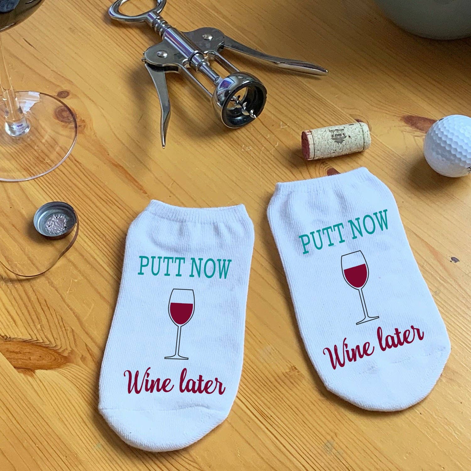 Blanc Putt Now Wine Later - Chaussettes de golf amusantes - Chaussettes invisibles en vente sur Faire1
