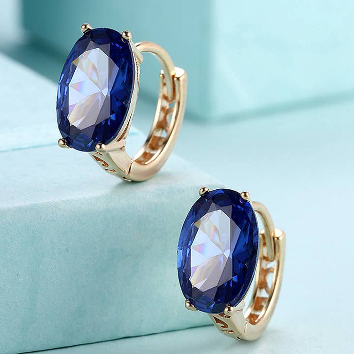 1,00 Ct safir Oval Cut Huggie ørering i 18K forgyldt for engroshandel hos Golden NYC Jewelry