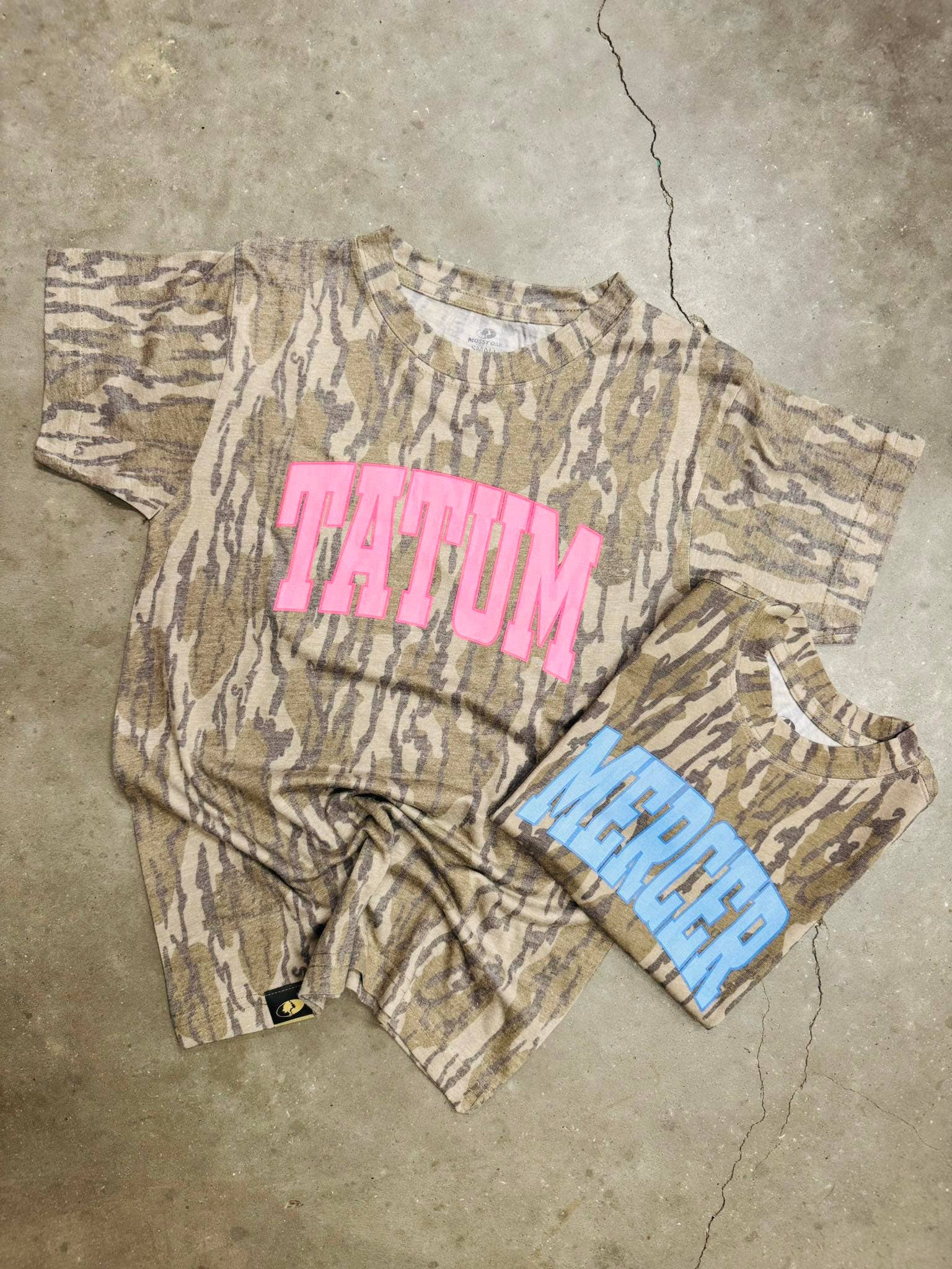 Bottomland Camo Maglietta grafica personalizzata a tinta unita con motivo mimetico varsity in vendita all'ingrosso su Faire