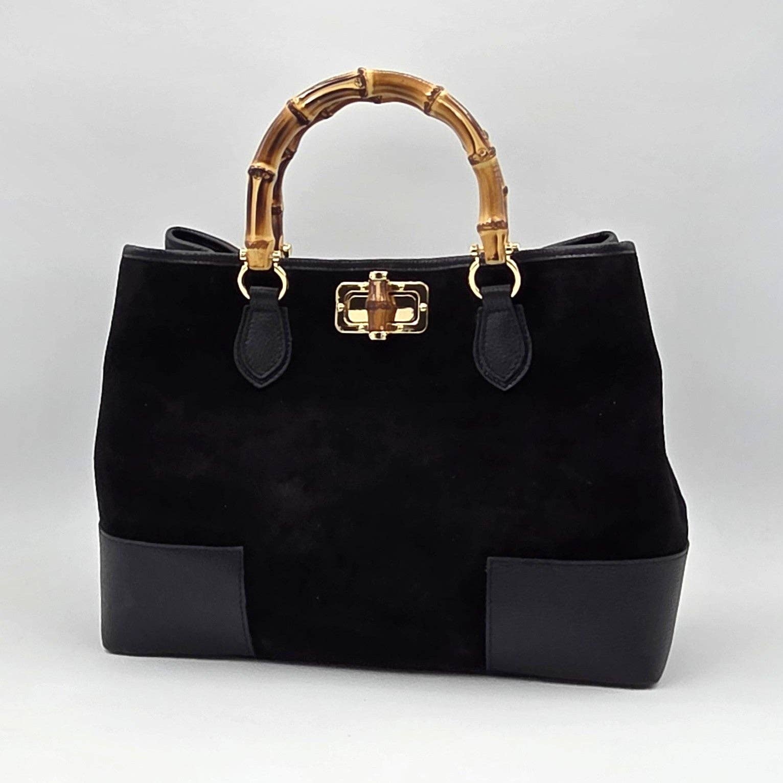 Tempest Designs – Mala com alça superior – Mulher por atacado – Mala grande de luxo em camurça inspirada na 'Gucci' com alças de bambu, fecho de torção e acabamento em couro.1