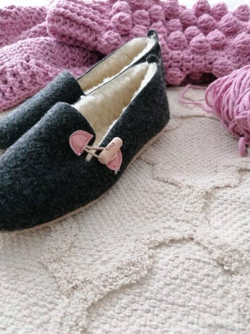 HomieeStudio - Wholesale Slippers - Women's - Graphite Felt Ballerina Slippers with Pink Details2