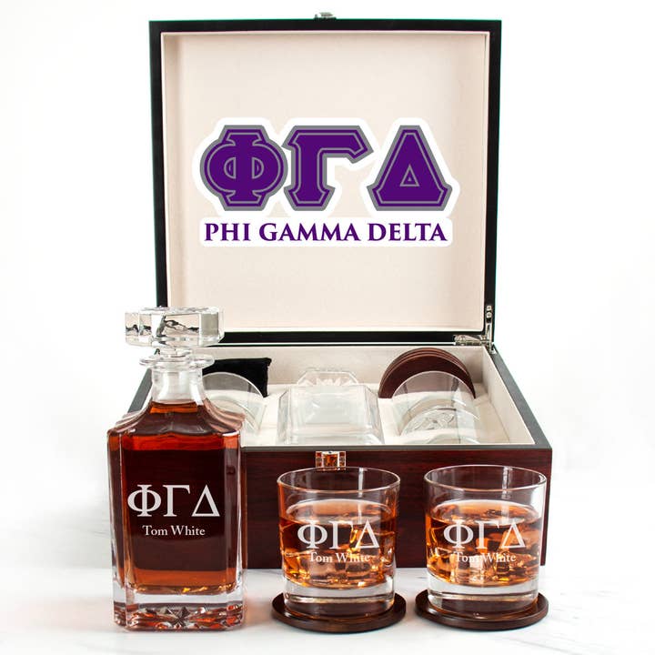 Coffret cadeau en bois de cerisier Phi Gamma Delta avec verres Rocks pour la vente par MB Brands Inc