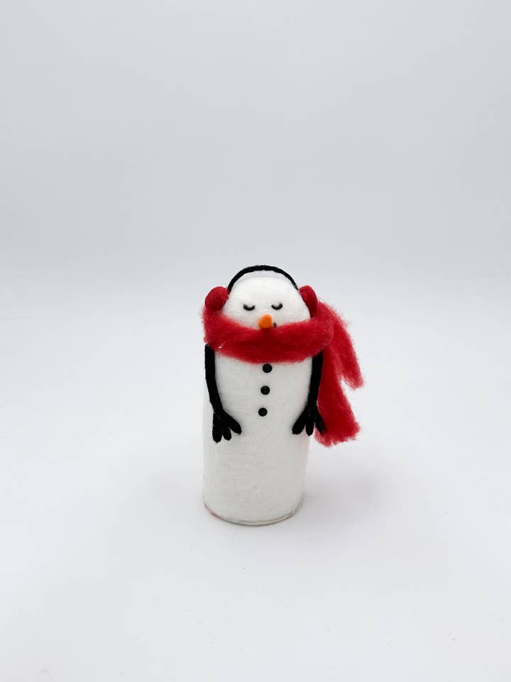 Bonhomme de neige de Noël debout en feutre avec écharpe et lumière pour la vente par Kalid Christmas