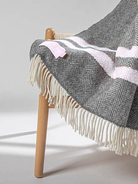 Manta de cachemir y merino en rosa y gris para venta al por mayor de Rathbornes 1488