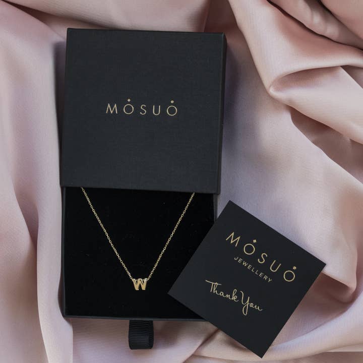 Gult guld Diamond brev halsband ”W” - 18 karat guld vermeil på sterling silver, diamant 0,01 karat för wholesale på Faire