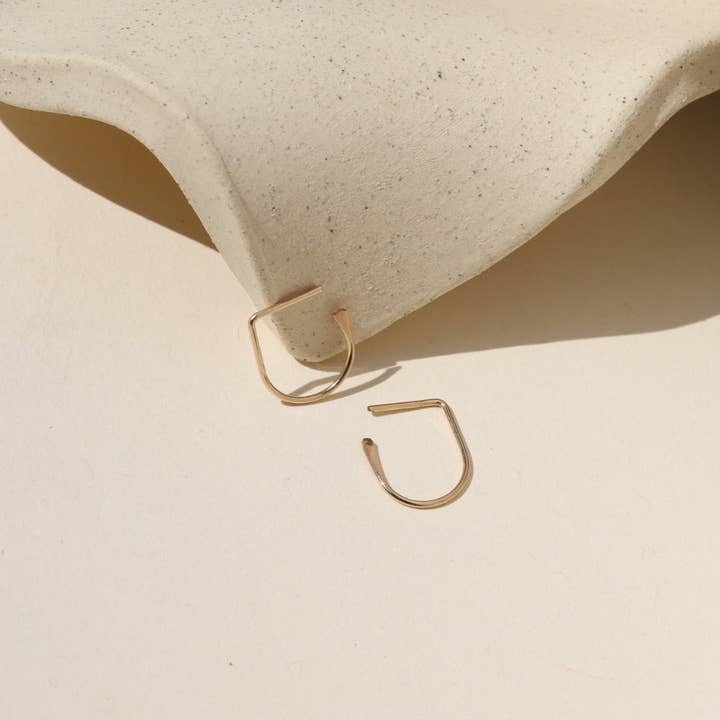 Spåra Hoops för wholesale av Token Jewelry