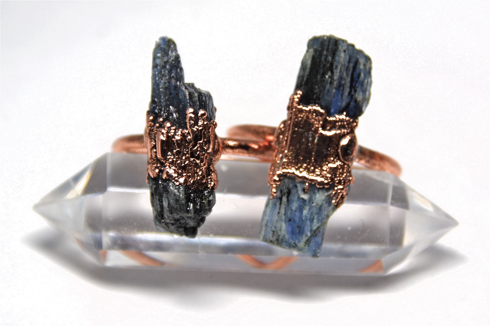 Daddy Daughter Jewelry - Vente Bague de cocktail/de cérémonie - Bague en cuivre cyanite bleu brut | Anneau en pierre de Kyanite2