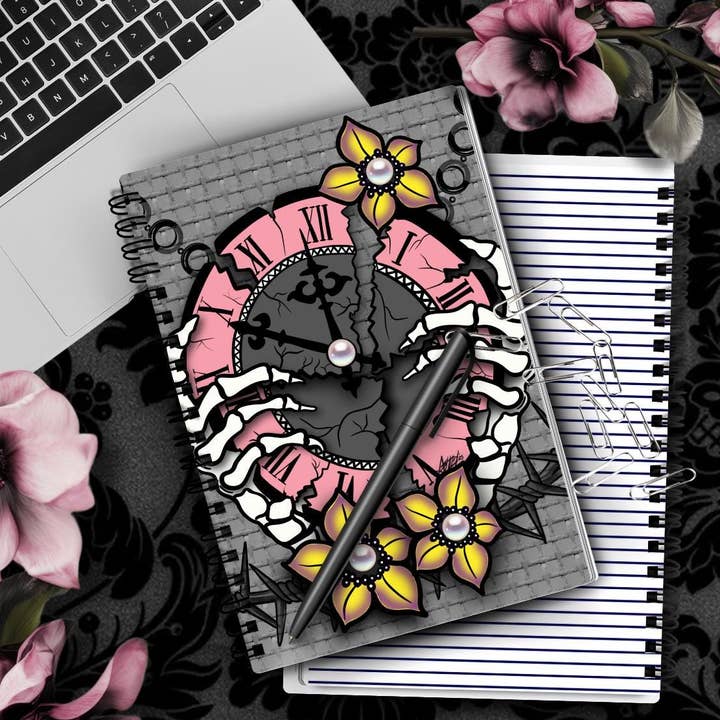 Bruten tid – Gotisk urverksanteckningsbok - Handritad detalj – 160 linjerade sidor för dagliga uppgifter, anteckningar och personligt skrivande för wholesale av Gothic Garage