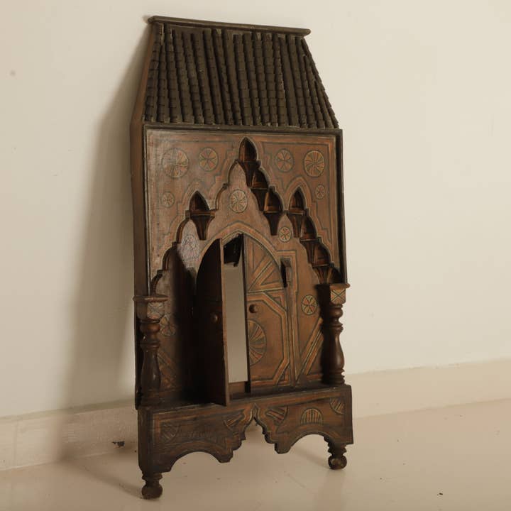 Antico armadio marocchino intagliato a mano in legno per la vendita all'ingrosso da parte di MUSMUSRUGS