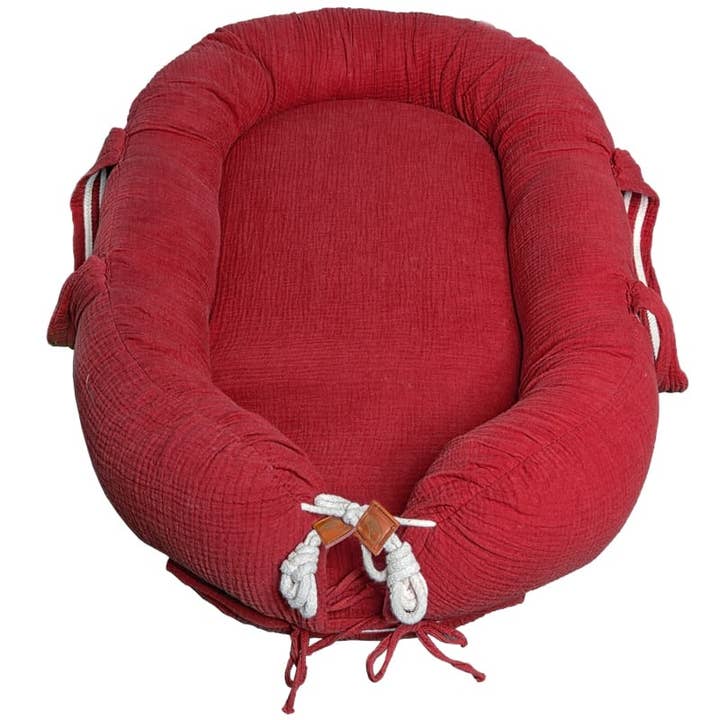 Nido per neonati in mussola biologica rosso per la vendita all'ingrosso da parte di Hi Little One