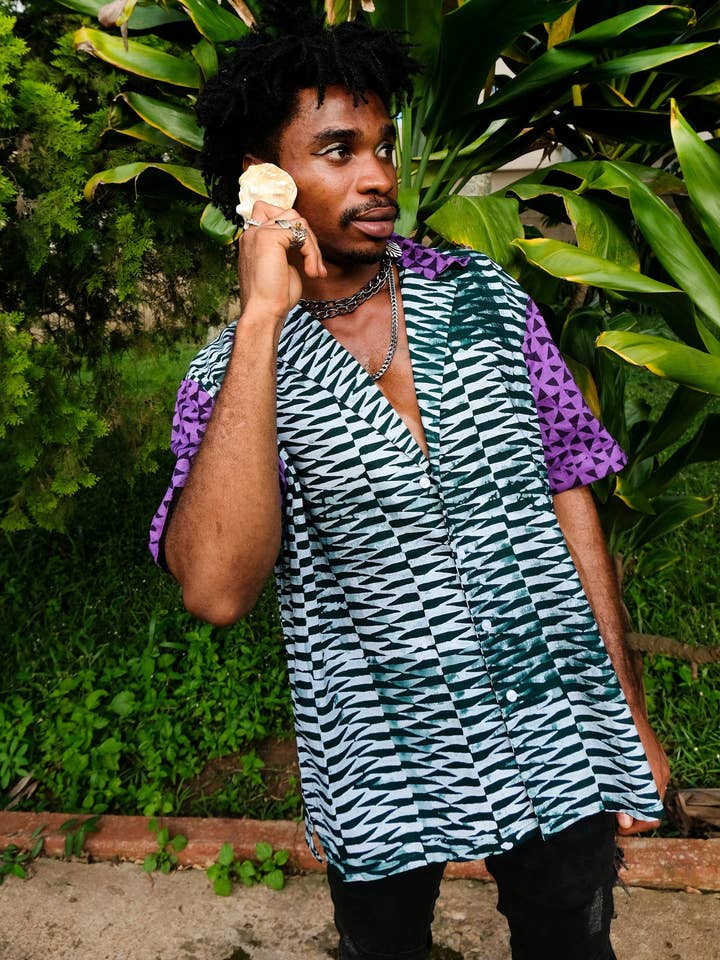 KUNSTNERISK T-SHIRT MED HAK KRAVE FUNKY ABSTRAKT BOWLINGSKJORTE | 100% BOMULD LAVET I AFRIKA for engroshandel hos BATIK BOUTIK