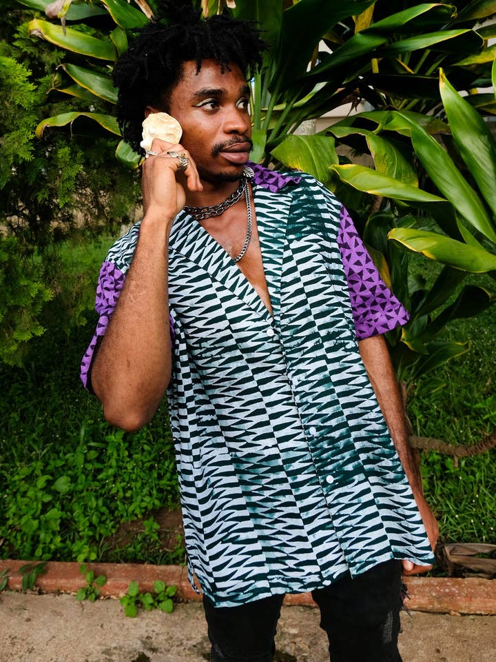 CAMISETA ARTÍSTICA CON CUELLO CON MUESCAS, DIVERTIDA Y ABSTRACTA PARA BOLOS | 100% ALGODÓN HECHA EN ÁFRICA para venta al por mayor de BATIK BOUTIK