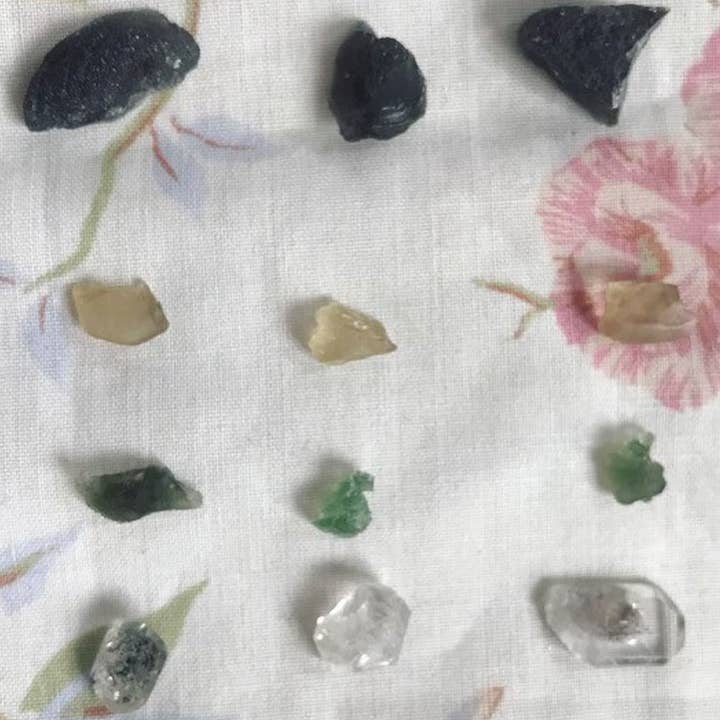 lotusleafaltars – Engroshandel Spirituelle sten og krystaller – Tektisk sæt: Moldavite, Desert Glass, Herkimer, P O F