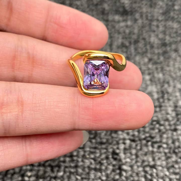 Anello in acciaio inox placcato oro 18K con zircone viola - FGS per la vendita all'ingrosso da parte di Mio Queena