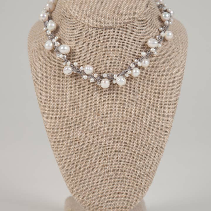 Crossroads Accessories Inc - Vendita all'ingrosso Collane di perline/perle - Collana con perle bianche su cordoncino di lino cerato annodato