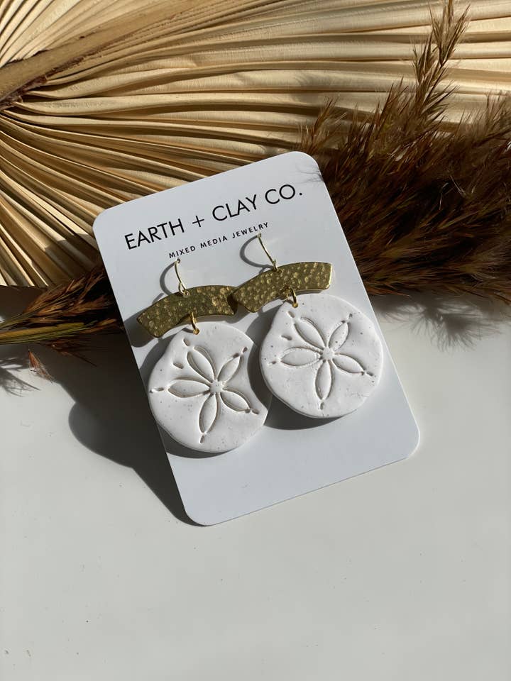 Pendientes Beach Sand Dollar Clay para venta al por mayor de Earth + Clay Collective
