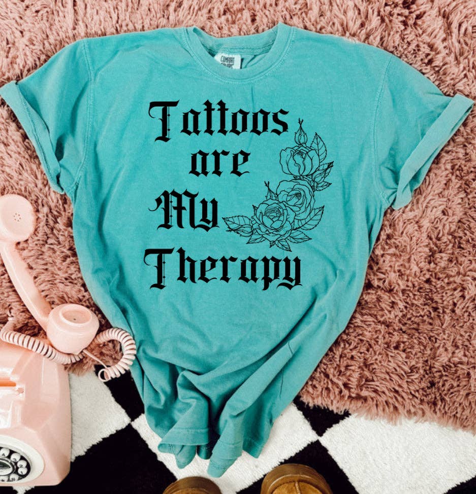 Twisted Iron Wholesale – Großhandel T-Shirt (Grafikdruck) – Damen – Tattoos Are My Therapy T-Shirt aus Comfort Colors2