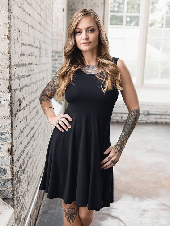 Robe Adrienne pour la vente par The New Blak