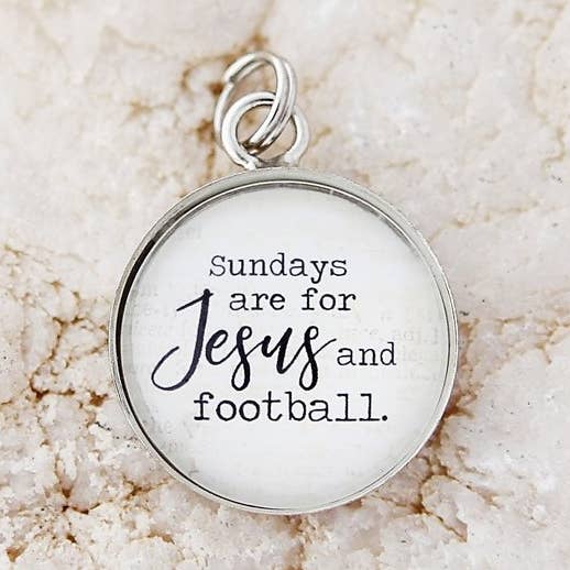 Les dimanches sont pour Jesus et Football Round Charm pour la vente par Jennifer Dahl Designs LLC