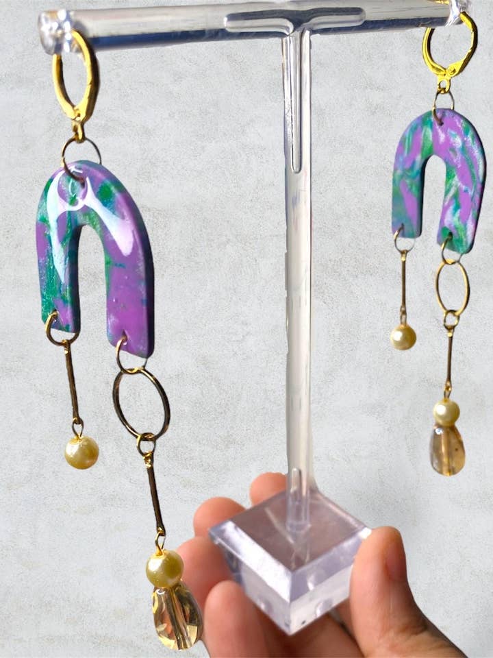 Brincos arqueados feitos à mão de argila polimérica com contas por atacado de Studio Khira