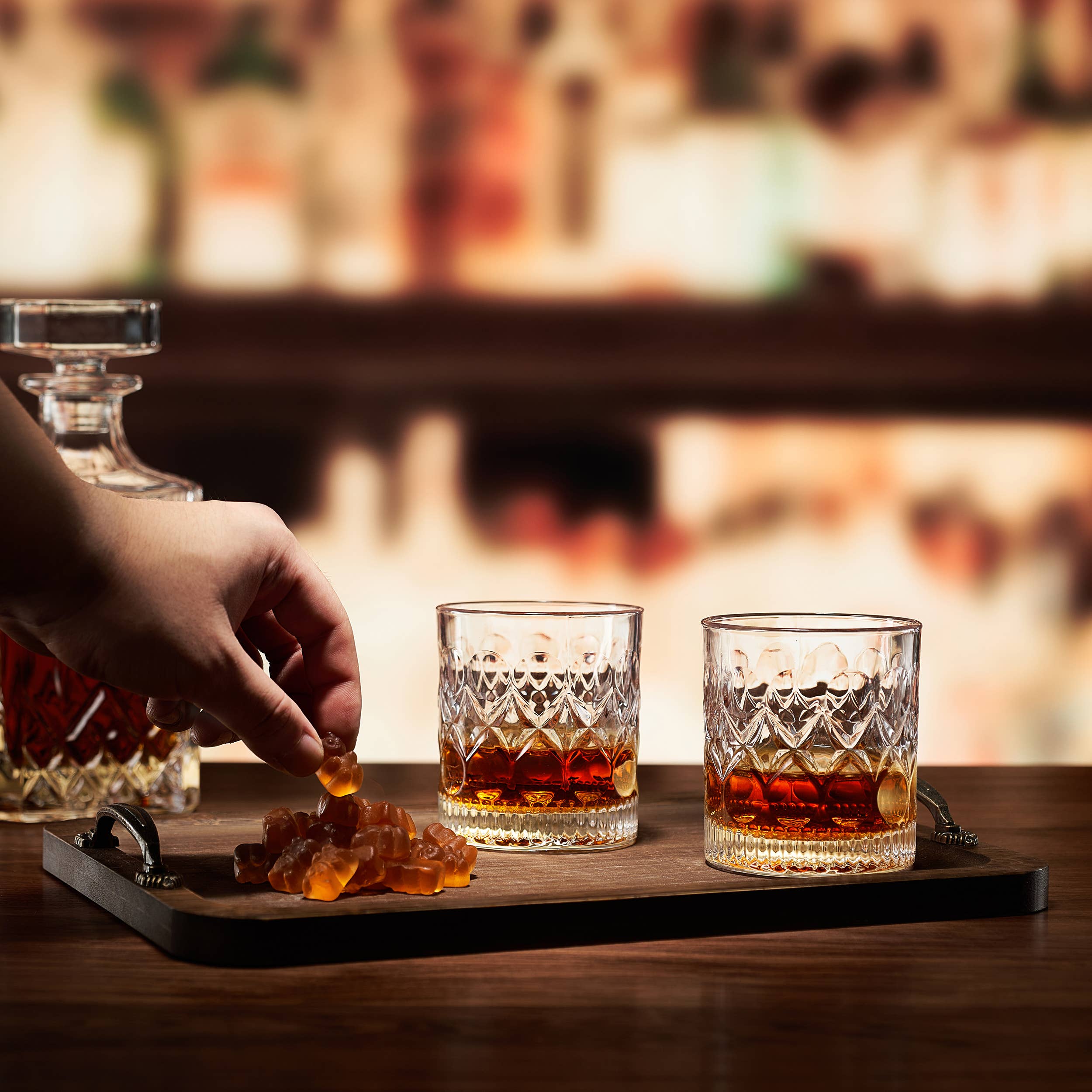 The Wine Savant /  Khen Glassware – Engroshandel Vingummi – Bourbon Gummy gavesæt og to whiskyglas1